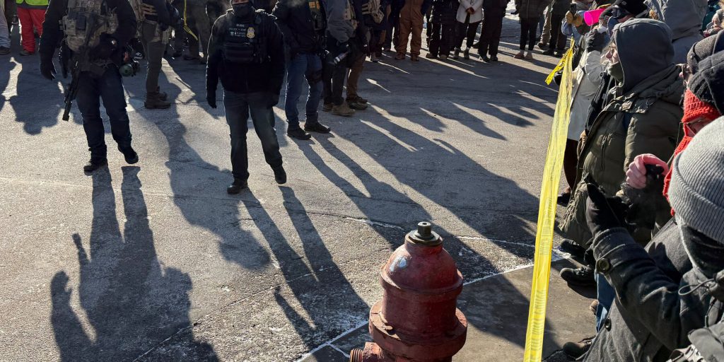 Due funzionari federali messi in congedo dopo aver sparato a Pretti