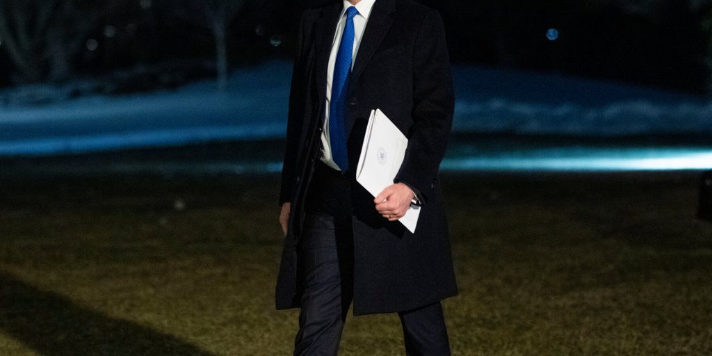 Stephen Miller sostiene che gli agenti federali potrebbero aver violato il protocollo prima dello sparo a Minneapolis