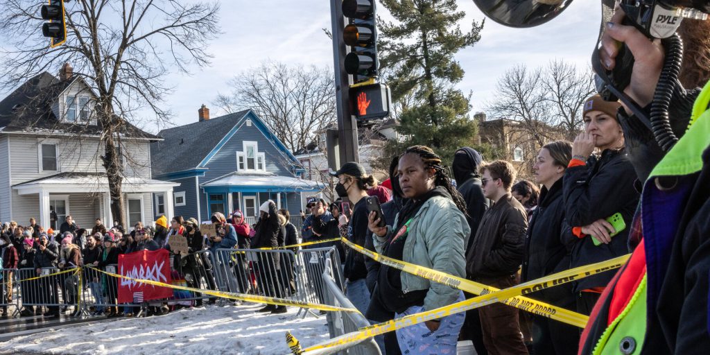 Polizia di Minneapolis sotto accusa federale: tensioni tra Trump e cittadini