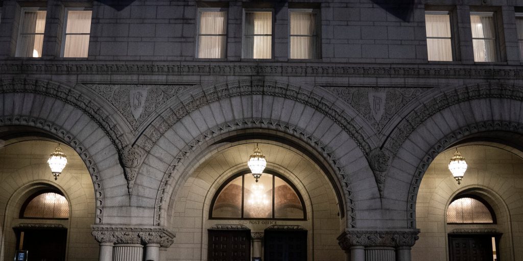 Amministrazione Trump intende vendere edificio storico di Washington, ex hotel Trump