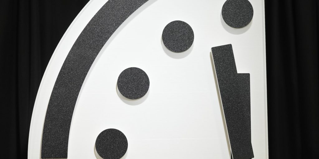 Il Doomsday Clock si avvicina: 85 secondi dal mezzanotte, più vicino che mai all'apocalisse