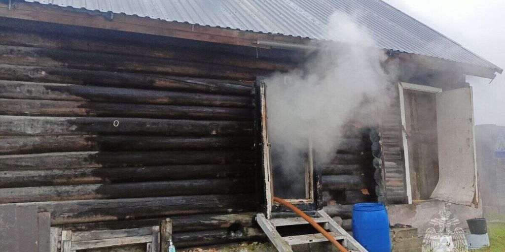 В Чудово пожар едва не оставил хозяев жилого дома без крыши над головой