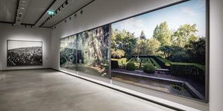 La Fotografia di Jeff Wall in Mostra alle Gallerie d'Italia di Torino: un Viaggio nella Narrazione Visiva Contemporanea