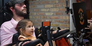 Neuralink: veterano paralizzato torna ad abbracciare la figlia grazie a chip cerebrale