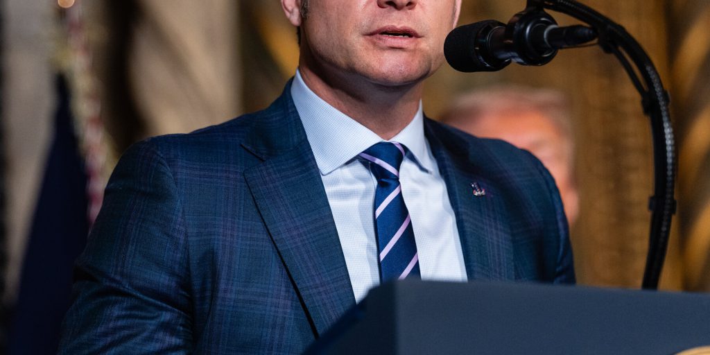 U.S. uccide due uomini in attacco aereo nel Pacifico, Trump intensifica le pressioni sul Venezuela