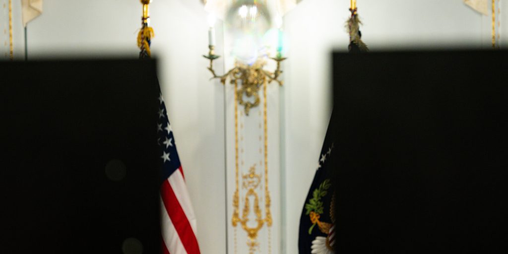 Trump annuncia perdono a trafficante di droga e minaccia Venezuela: una posizione contraddittoria