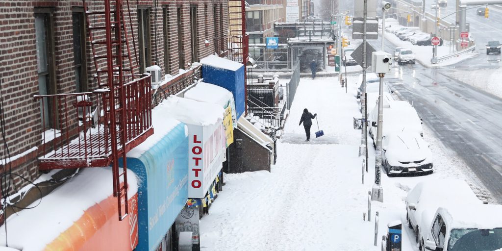 Tempesta di ghiaccio rende pericolose le strade di New York e del New England