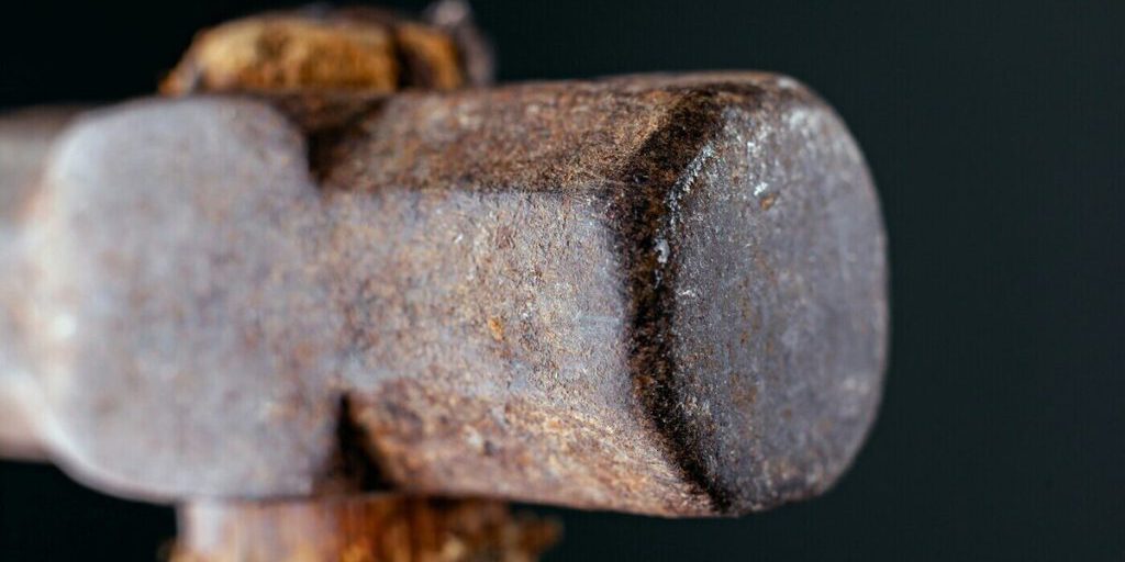 Трое липчан разнесли стены гаражей кувалдой ради металлолома на 12 тысяч