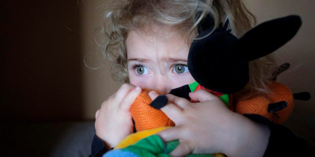 "Impatto a lungo termine del divorzio dei genitori durante l'infanzia: uno studio rivela un aumento del rischio di ictus negli adulti"