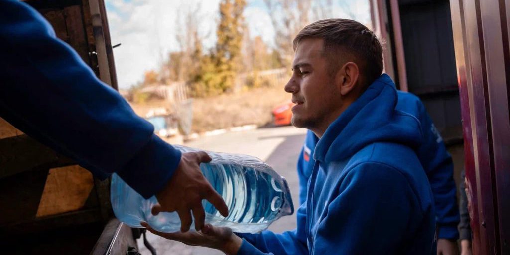 Волонтеры привезли посудомоечную машину и питьевую воду в онкоцентр Донецка