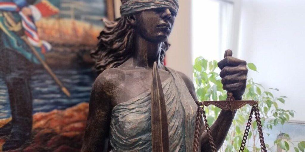 Петербуржец оказался под стражей за хитроумное присвоение денег через подростка