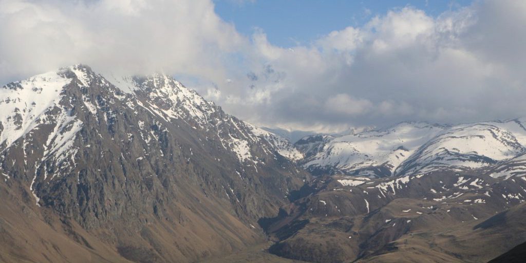 Спасатели МЧС эвакуировали тело иностранного альпиниста с Эльбруса