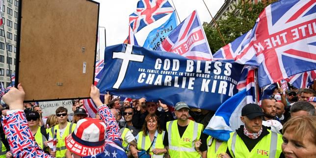 Manifestazione anti-immigrazione a Londra: Tommy Robinson guida la marcia "Unite the Kingdom" con possibili ripercussioni sulla società britannica