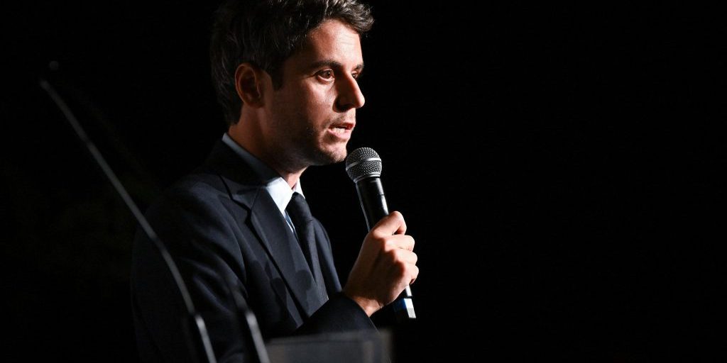 Gabriel Attal, ex primo ministro, si allontana dalle norme delle Nazioni Unite sul Venezuela