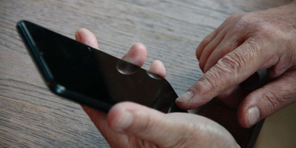 Un anziano di Chernogorsk e la difficile ricerca di stabilità finanziaria