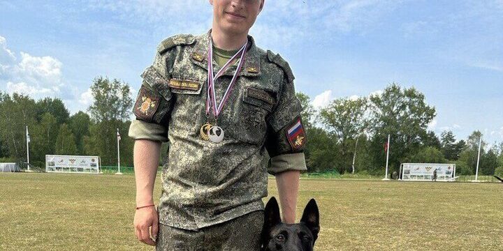 Storia di successo di un ex studente del Gubernskij College di Serpuchov nella carriera militare con cani da guerra