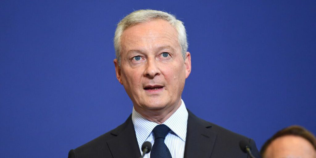 Новый французский министр подал в отставку через день после вступления в должность