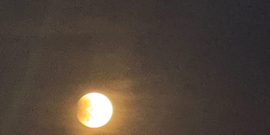 "Lo spettacolare fenomeno dell'eclissi lunare 'sanguigna' sopra Rostov-on-Don: un evento astronomico da non perdere!"