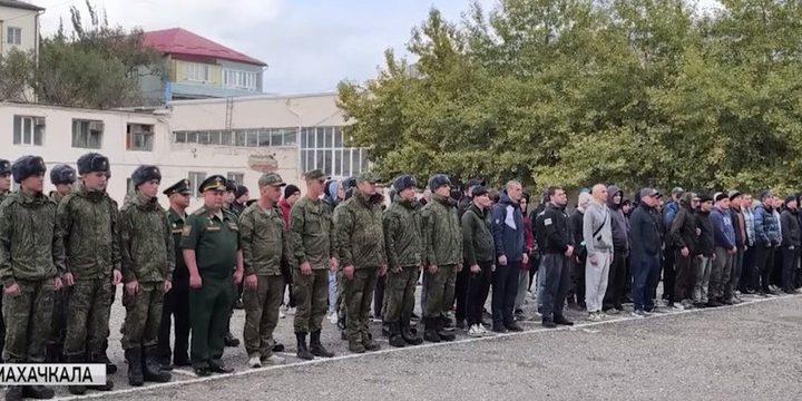 Около 100 дагестанских призывников отправились на службу в разные рода войск