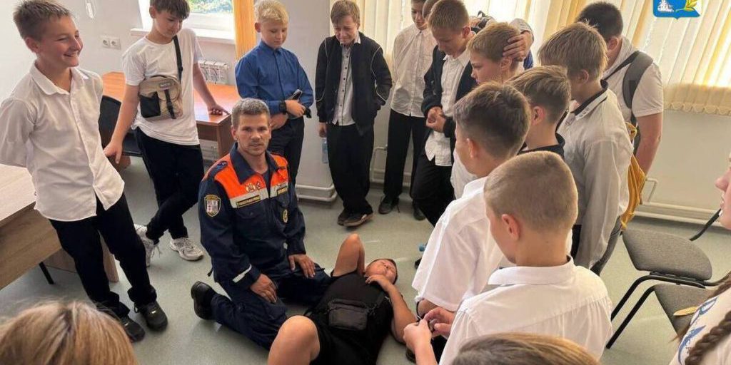 I Vigili del Fuoco di Sebastopoli Promuovono la Coscienza Civica tra gli Studenti con Visita Guidata