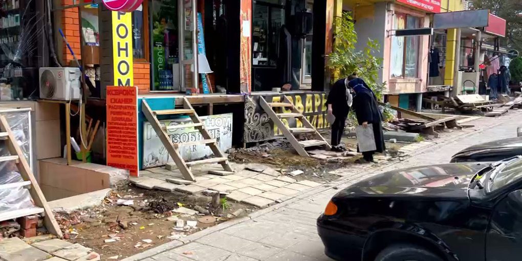 Незаконные ограждения и лестницы снесли на нескольких улицах Махачкалы