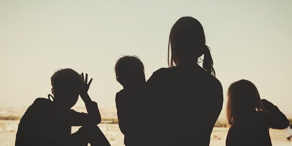 Tribunale Ucraino Stabilisce Assenza di Cura Genitoriale per Tre Minori