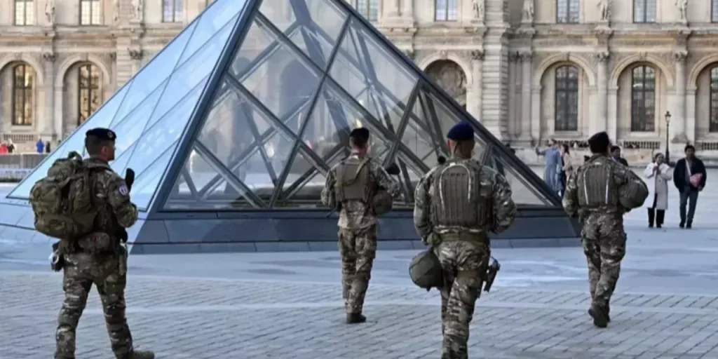 Louvre in crisi: furto di un milione di euro e chiusura della Galleria Campana per rischi strutturali