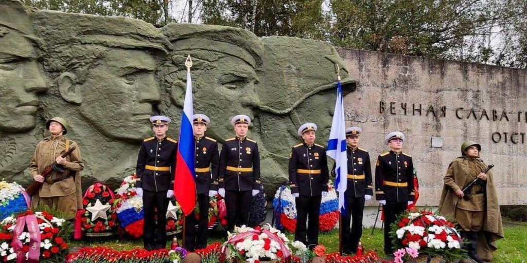 Сосновоборцы почтили память защитников Ораниенбаумского плацдарма