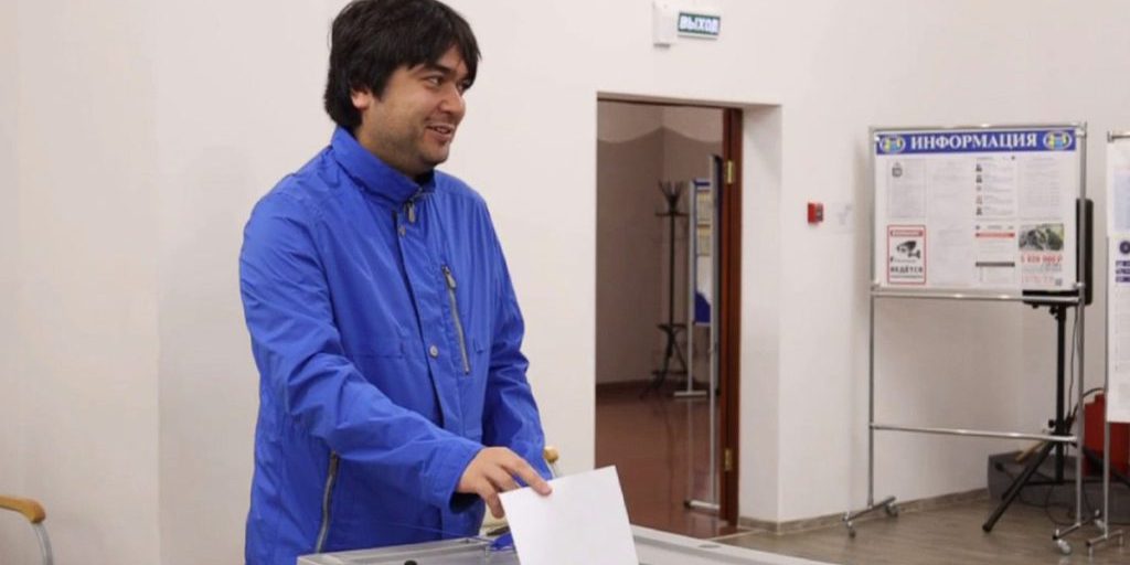 Elezioni del Governatore a Vyborg: Vladimir Coi Partecipa al Voto con Impegno per la Democrazia Locale