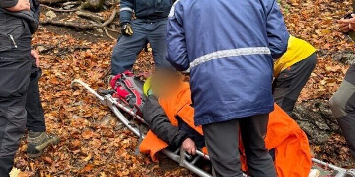 В горах Ялты помогли туристке, которая повредила ногу
