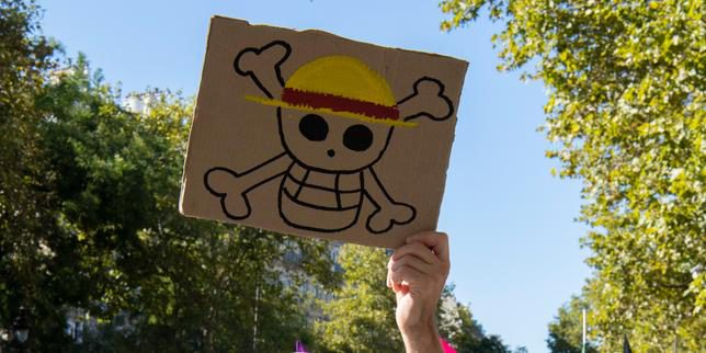 Pourquoi des manifestants hissent le drapeau du manga « One Piece »