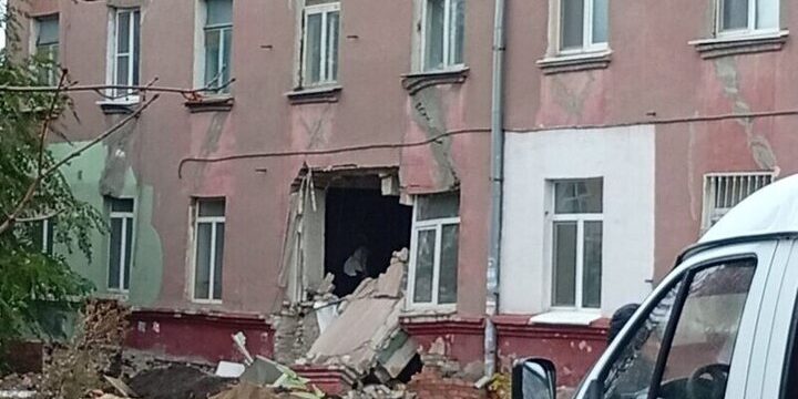 Crollo di una parete di un edificio residenziale a Saratov: cause e conseguenze di un evento devastante