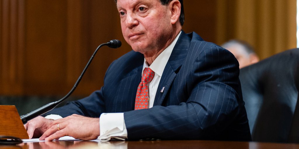 Vendita azioni Fiserv da parte di Frank Bisignano prima del crollo del valore azionario solleva questioni sulla trasparenza e la responsabilità dei funzionari pubblici