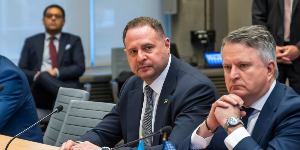 Il principale negoziatore ucraino si dimette, ma i negoziati di pace continuano