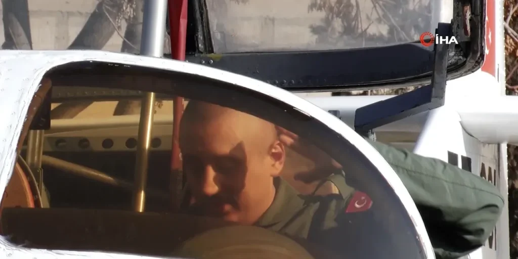 Pilota raggiunge traguardo dopo 31 anni: entra nella cabina di un aereo da guerra