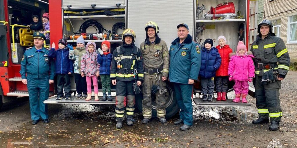 I Vigili del Fuoco di Pskov Organizzano un Emozionante Evento di Educazione alla Sicurezza Antincendio per i Bambini in Occasione della Festa del Papà
