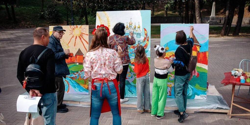 Smolensk Celebra il suo 1162esimo Anniversario con un Maestoso Triplice Dipinto