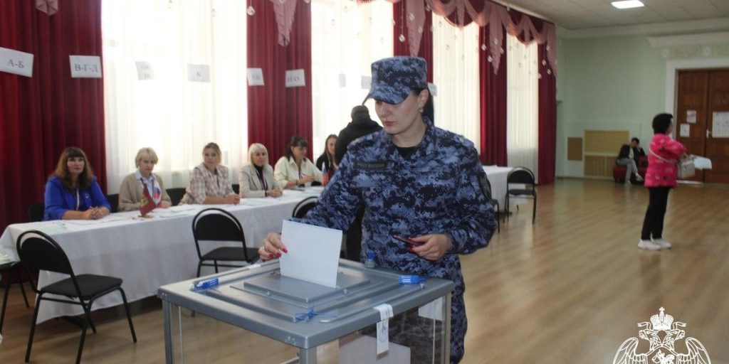 Elezioni nella regione di Briansk: i dipendenti della Rosgvardiya esercitano il loro diritto di voto in anticipo