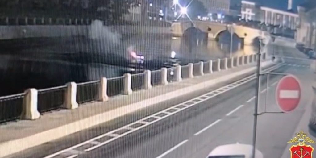 Автомобиль Porsche вылетел с набережной в реку в Петербурге, погибла женщина