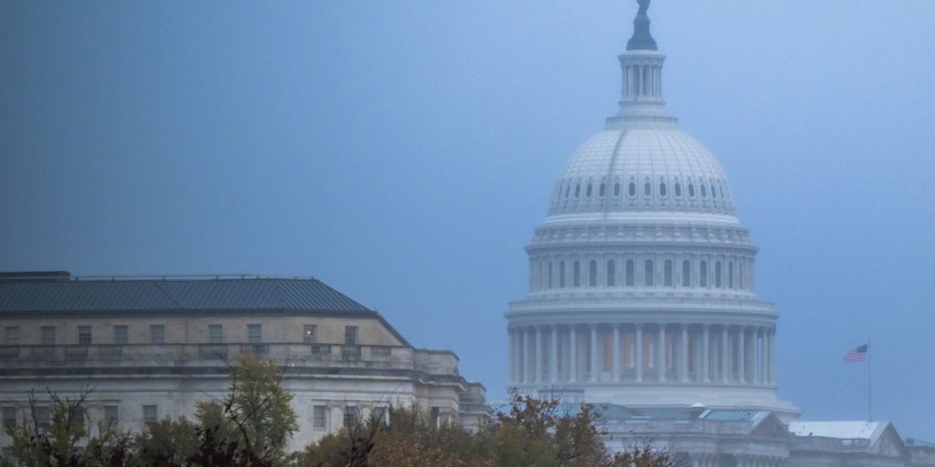 La partecipazione di Trump alla festa di Halloween e la ristrutturazione del bagno della Casa Bianca in un momento di crisi del governo