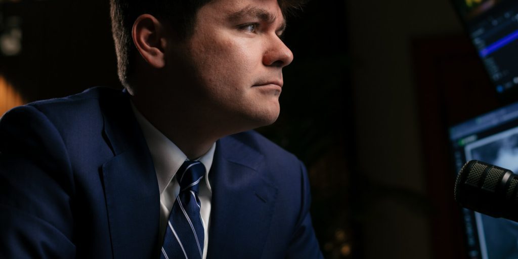 Condanna bipartisan contro Tucker Carlson per l'intervista a suprematista bianco Nick Fuentes