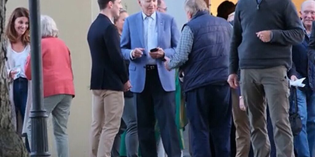 Изможденный Байден со шрамом на лице появился в церкви