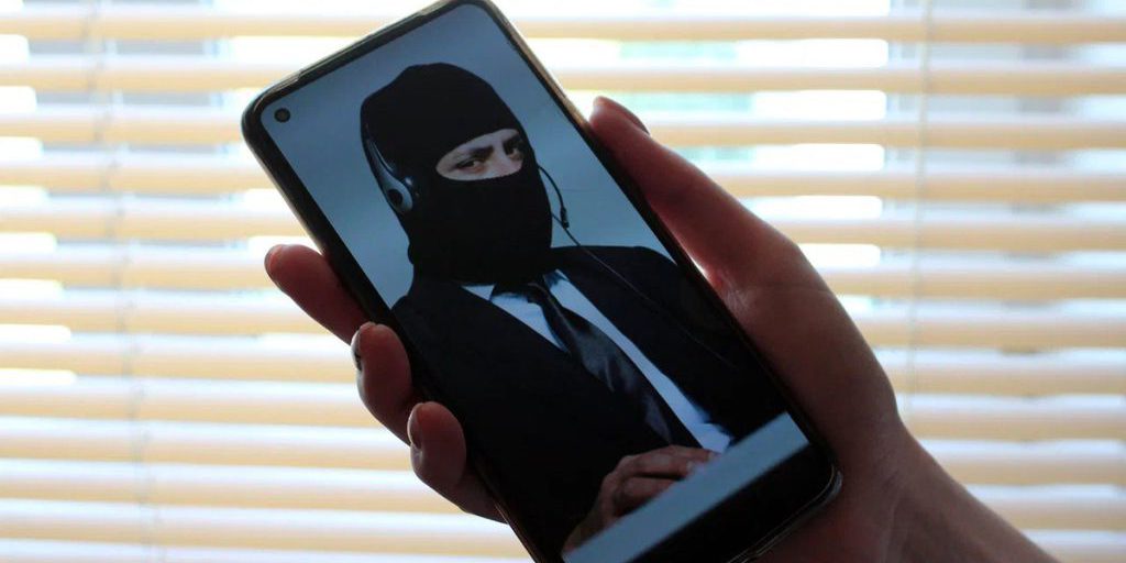 Truffe con la consegna a domicilio: la polizia di Voronež avverte i residenti su cinque schemi di inganno comuni