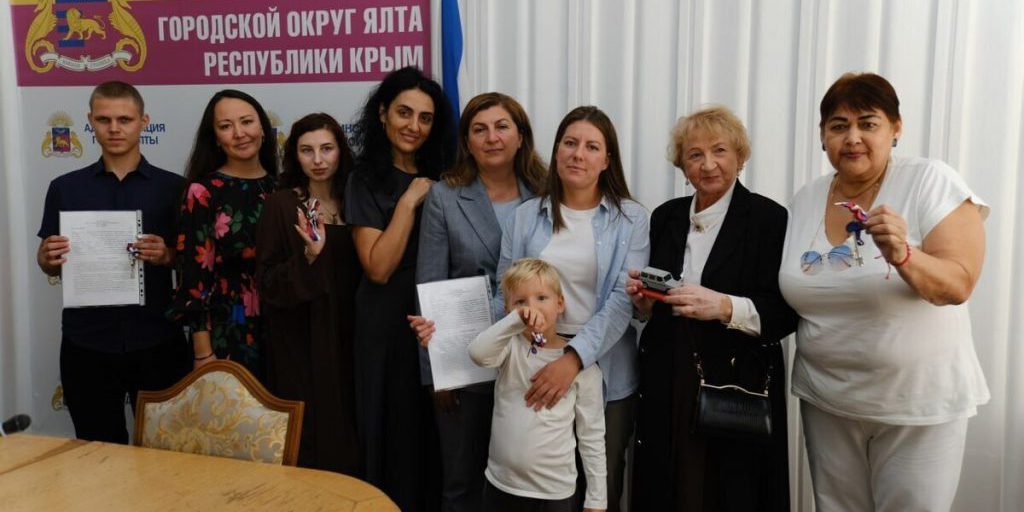 В Ялте дети-сироты получили ключи от новых квартир