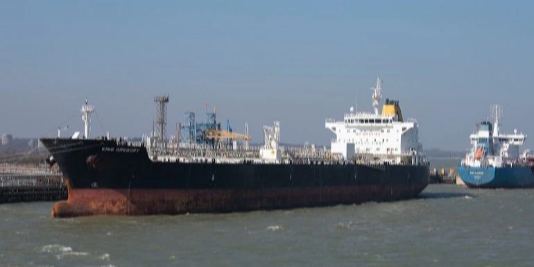 Petroliera russa sospetta di bandiera falsa fermata a Marsiglia