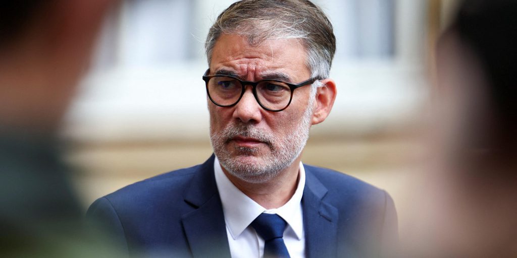 Bandiere palestinesi sulle mairie francesi: la proposta di Olivier Faure scatena il dibattito