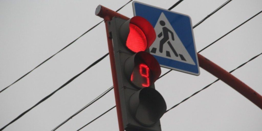 Грузовик насмерть сбил пешехода на Змеиногорском тракте в Барнауле