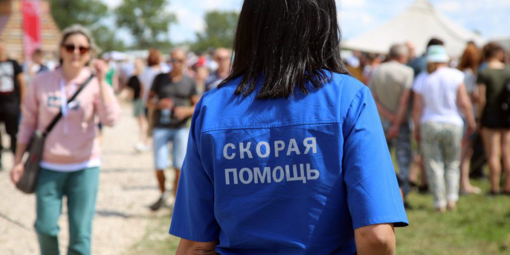 Маленькая девочка чуть не погибла из-за падения карусели в российском городе