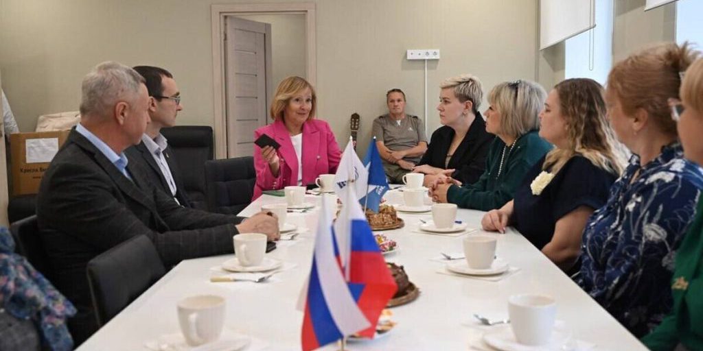 В Серпухове отметили лучших педагогов на встрече в Партийной гостиной