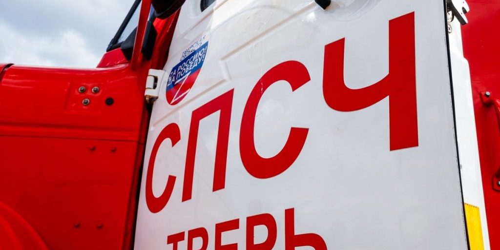 Incendio devastante in una casa di campagna nella regione di Tver: le autorità lavorano per contenere le fiamme e prevenire ulteriori danni